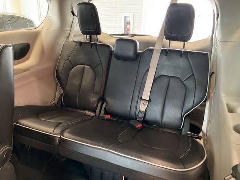 Used 2023 Chrysler Pacifica Limited image 33