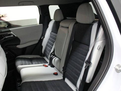 New 2025 Mitsubishi Outlander SE image 25