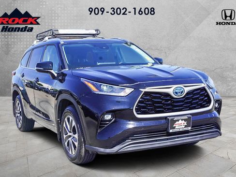 Used 2021 Toyota Highlander XLE image 3