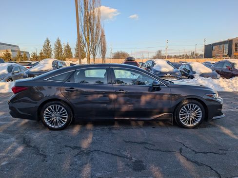 Used 2019 Toyota Avalon Limited image 2