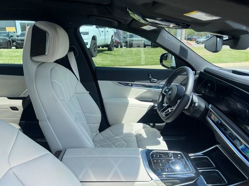 Used 2025 BMW 740i RWD image 13