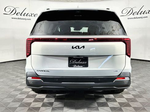 Used 2025 Kia Carnival SX Prestige FWD image 5