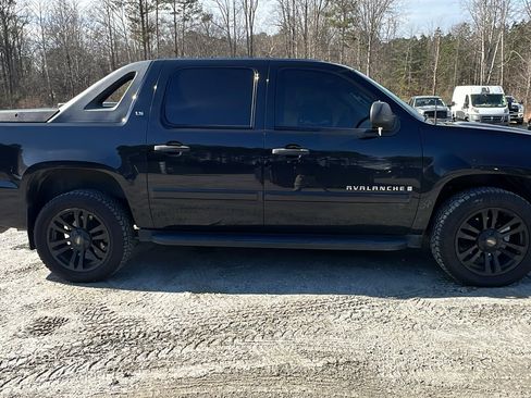 Used 2009 Chevrolet Avalanche LS image 7