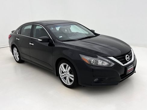 Used 2017 Nissan Altima 3.5 SL w/ 3.5SL Technology Package FWD image 2
