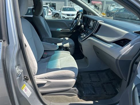 Used 2016 Toyota Sienna LE FWD image 23