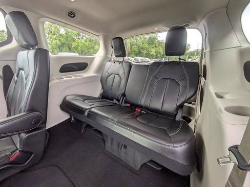 Used 2023 Chrysler Pacifica Touring-L FWD image 15