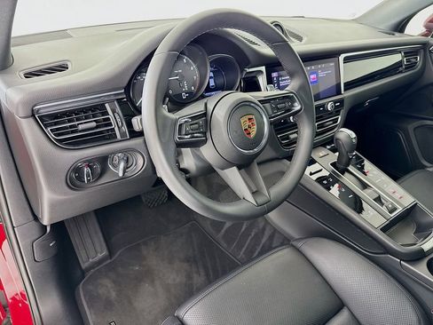 Certified 2025 Porsche Macan image 4
