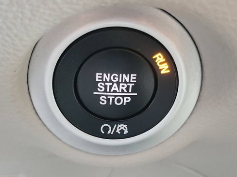 Used 2024 Chrysler Pacifica Limited FWD image 12