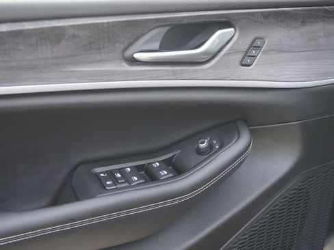 Used 2023 Jeep Grand Cherokee Limited image 11