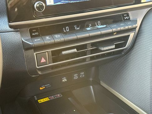 Used 2026 Toyota Camry SE w/ Convenience Package FWD image 19