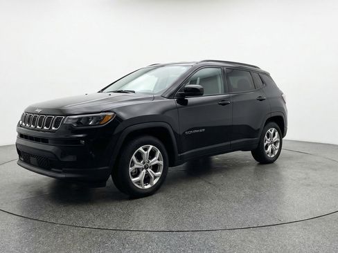 Used 2025 Jeep Compass Latitude AWD/4WD image 3