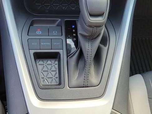 Used 2025 Toyota RAV4 XLE image 31