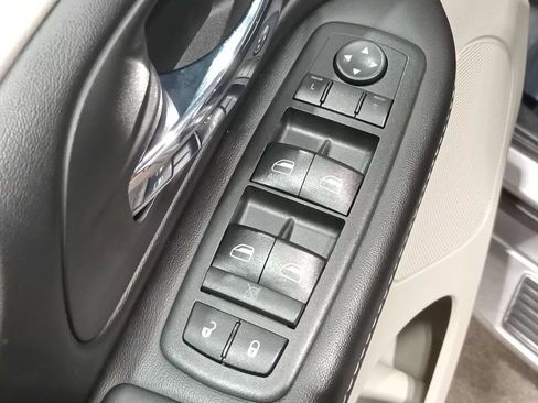 Used 2018 Dodge Grand Caravan SXT FWD image 18