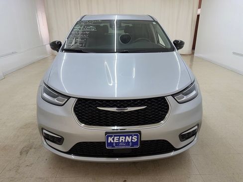 Used 2024 Chrysler Pacifica Touring-L FWD image 9