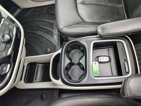 Used 2020 Chrysler Pacifica Touring-L Plus w/ Tire & Wheel Group image 25