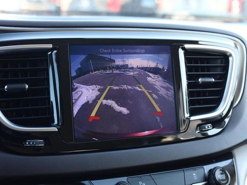 Used 2017 Chrysler Pacifica Touring-L Plus w/ Tire & Wheel Group image 16