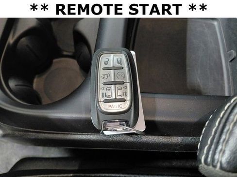 Certified 2025 Chrysler Pacifica Select FWD image 12