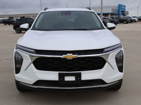 Used 2025 Chevrolet Trax LT w/ LT Convenience Package FWD image 3