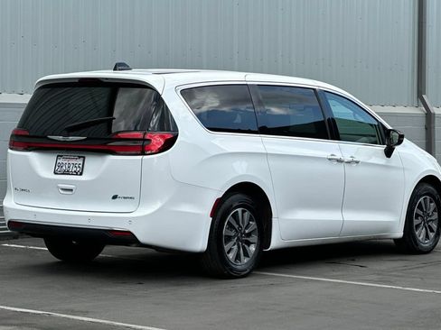 Used 2024 Chrysler Pacifica Limited FWD image 4