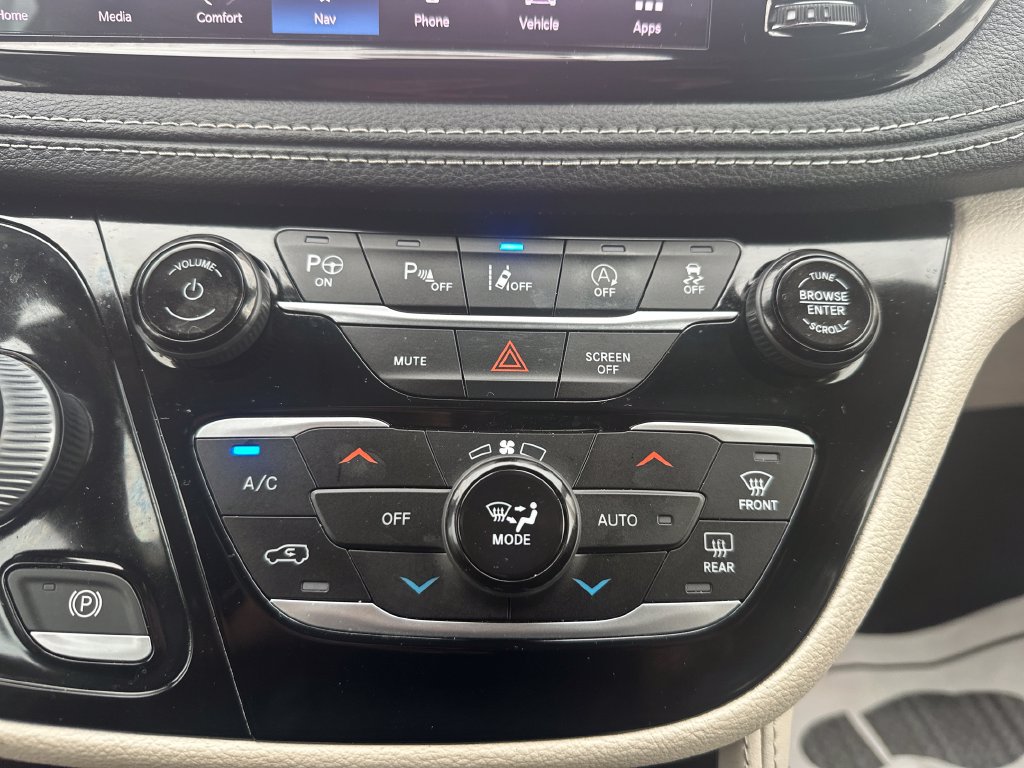 Used 2022 Chrysler Pacifica Limited AWD/4WD image 23