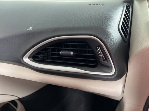 Used 2024 Chrysler Pacifica Touring-L image 9