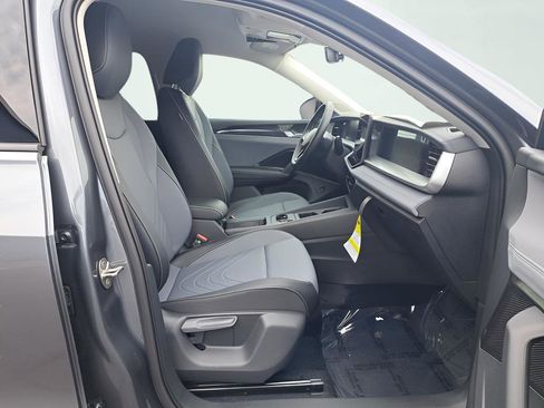 New 2025 Volkswagen Tiguan SE FWD image 18