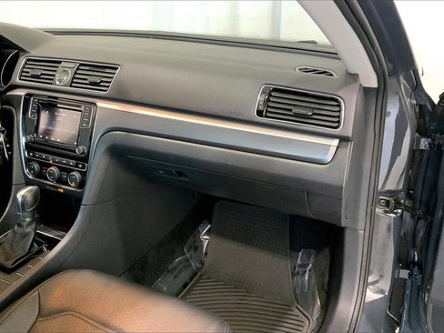 Used 2017 Volkswagen Passat 1.8T R-Line image 16