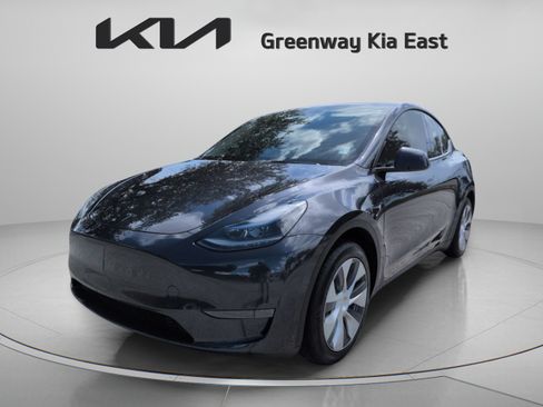 Used 2024 Tesla Model Y 2WD image 10