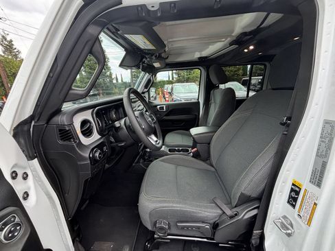Used 2025 Jeep Wrangler Unlimited Sahara AWD/4WD image 27