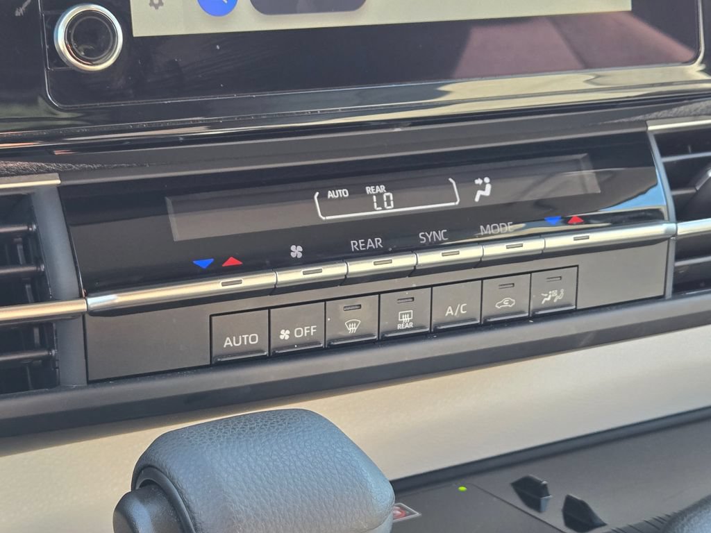 Used 2025 Toyota Sienna LE FWD image 19