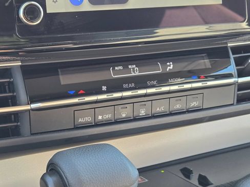 Used 2025 Toyota Sienna LE FWD image 19