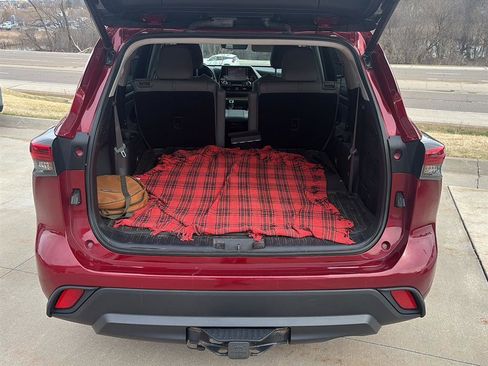 Used 2021 Toyota Highlander XLE image 6