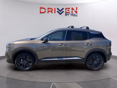 New 2026 Nissan Kicks SR image 2