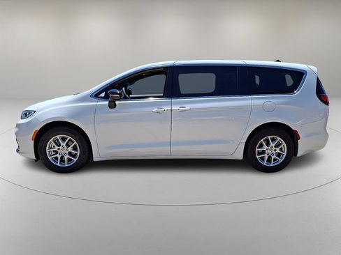 Used 2025 Chrysler Pacifica Select FWD image 6