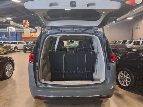 Used 2022 Chrysler Pacifica Touring-L image 9