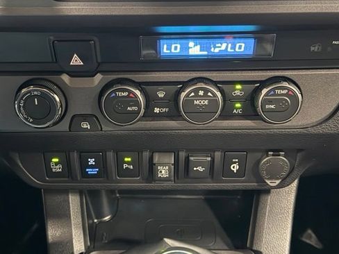 Used 2022 Toyota Tacoma TRD Sport w/ Technology Package AWD/4WD image 32