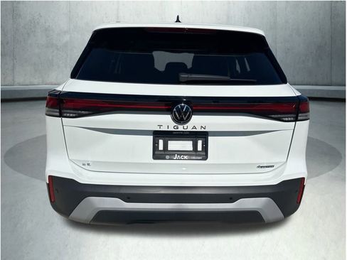 New 2025 Volkswagen Tiguan SE image 4