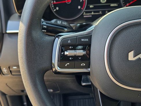 Used 2023 Kia Sorento LX image 36