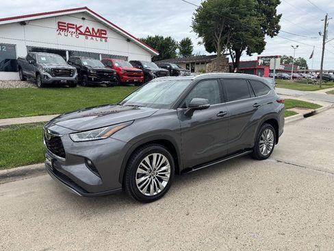 Used 2023 Toyota Highlander Platinum AWD/4WD image 1