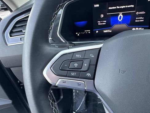 Used 2023 Volkswagen Tiguan SE w/ Panoramic Sunroof Package image 17