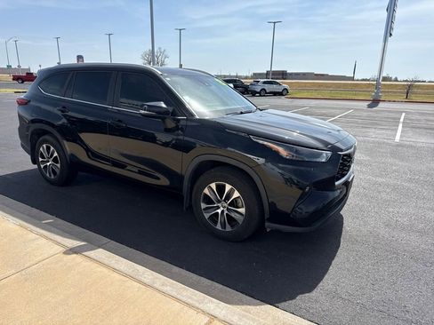 Used 2023 Toyota Highlander XLE image 6