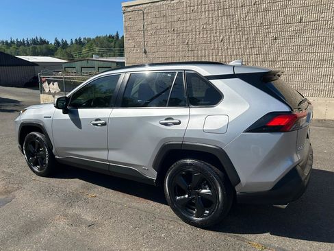 Used 2021 Toyota RAV4 XLE Premium AWD/4WD image 7