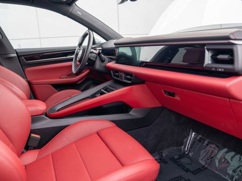 Certified 2025 Porsche Macan Electric image 25