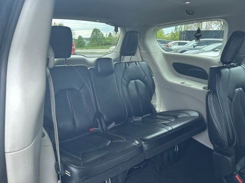 Used 2023 Chrysler Pacifica Touring-L FWD image 36