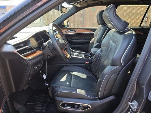 Used 2022 Jeep Grand Cherokee Summit AWD/4WD image 3