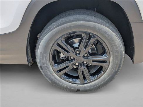 Used 2022 GMC Terrain SLE w/ Driver Convenience Package FWD image 8
