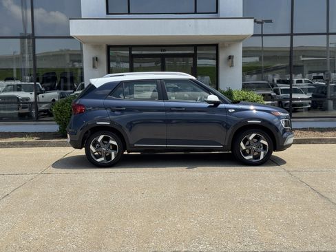 New 2025 Hyundai Venue Limited image 3