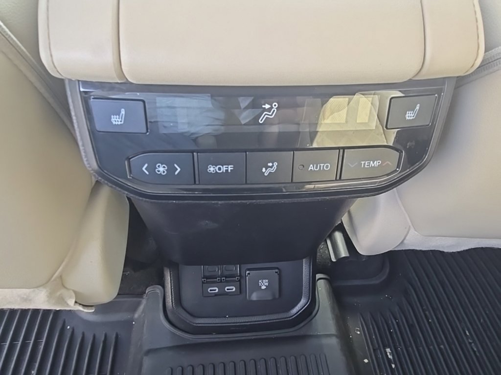 Used 2023 Toyota Highlander Platinum FWD image 17
