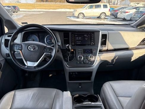 Used 2018 Toyota Sienna XLE image 13