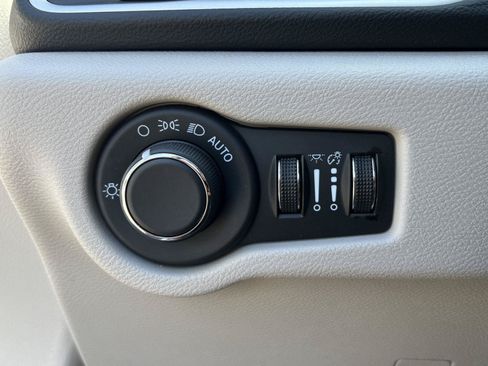 Used 2023 Chrysler Voyager LX FWD image 31